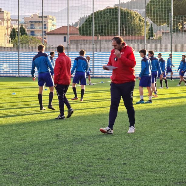 Calcio, Pietra Ligure. Mario Pisano carica a testa bassa: &quot;A bomba come se fosse un Mondiale, nella memoria di Luigino Fulvio&quot; (VIDEO)