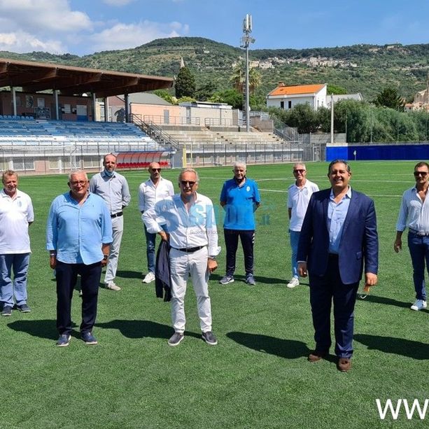 Calcio, Pietra Ligure. Un ospite d'eccezione al De Vincenzi, Giovanni Toti ha fatto visita all'impianto biancazzurro (FOTOGALLERY)