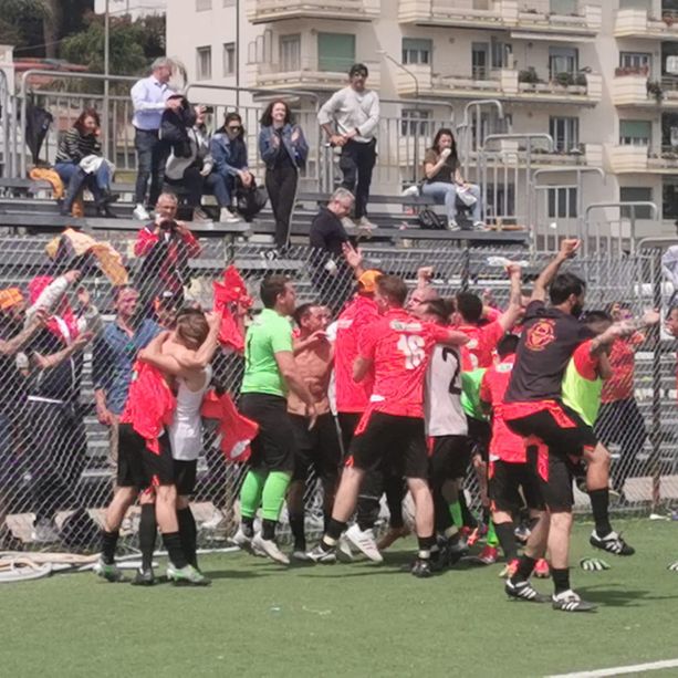 Calcio. APOTEOSI VADINO! LA SQUADRA DI MISTER GIUNTA VINCE A SANREMO ED E' PROMOSSA IN PRIMA CATEGORIA