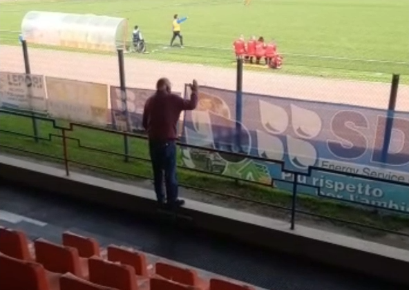 Calcio. Vado desolante, il presidente Tarabotto sale sulla ringhiera e urla alla squadra: &quot;Dobbiamo vincere, se non l'avete capita!&quot; (VIDEO)