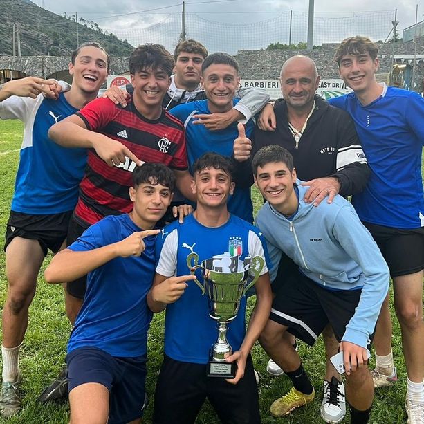 Campioni di una Notte. La coppa della terza edizione nelle mani del Patetico Madrid