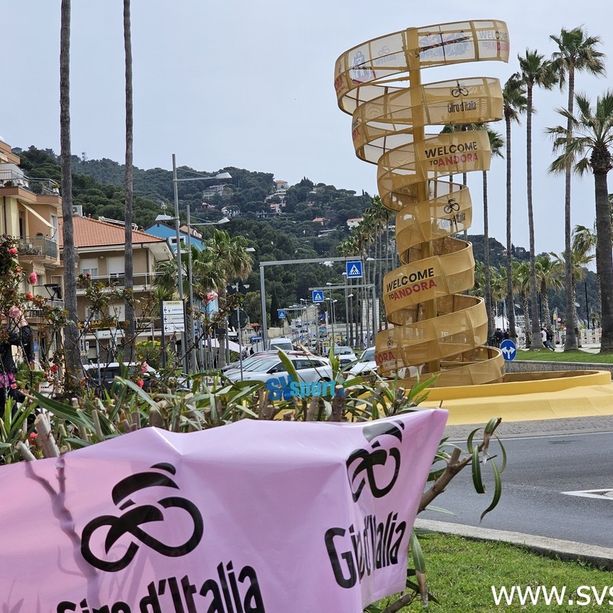 Giro d'Italia. Il &quot;Trofeo Senza Fine&quot; diventa simbolo di Andora, inaugurata stamane la maxi installazione (VIDEO)
