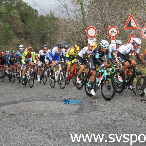 Trofeo Laigueglia, arrivo sotto la pioggia a Cima Paravenna: in 5 in fuga (FOTO e VIDEO)