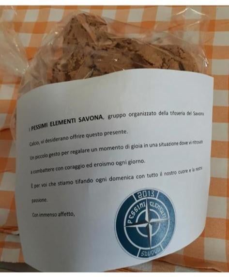 Calcio, Savona. I Pessimi Elementi donano le colombe al personale dell'ospedale San Paolo