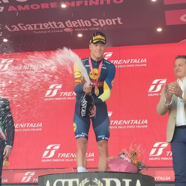 Giro d'Italia, Milan braccia al cielo ad Andora: &quot;Grandissimo lavoro della squadra, puntavamo a questa tappa&quot;