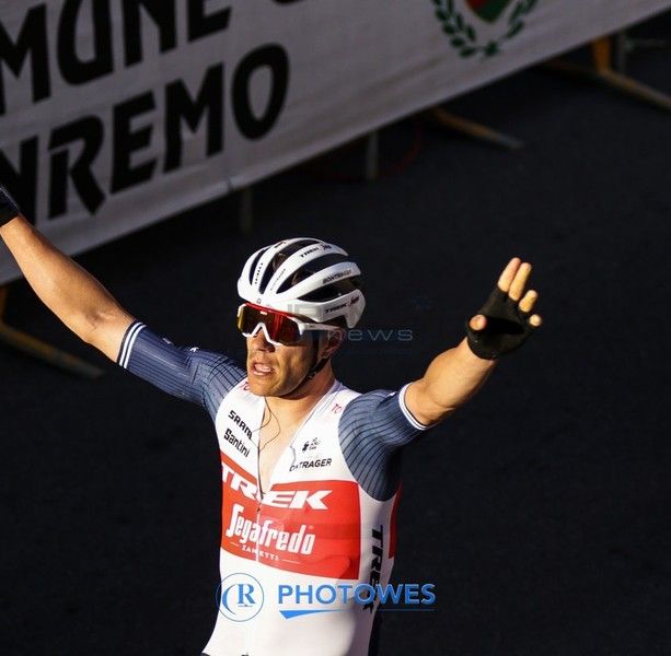 Jasper Stuyven trionfa sul rettilineo di via Roma, sua la Milano-Sanremo 2021 (le foto della volata)