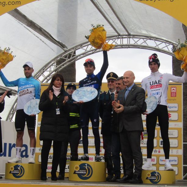 Il Trofeo Laigueglia è di Lenny Martinez: il francese braccia al cielo sull'arrivo di via Roma (FOTO)