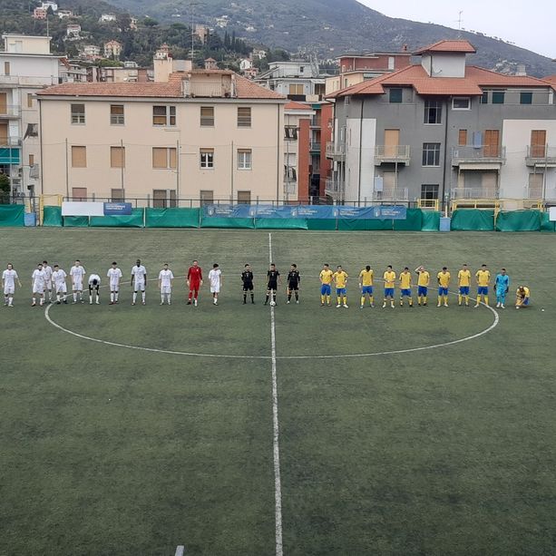 Calcio, Eccellenza: Cairese di misura sull'Alassio FC, al &quot;Ferrando&quot; i gialloblu vincono 2-1 e centrano il secondo successo di fila