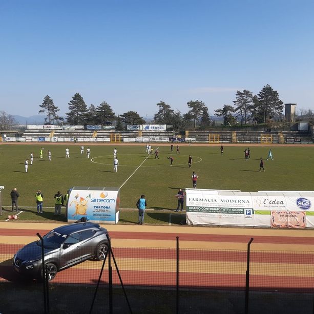 Calcio. Serie D: il Vado non demerita, ma i tre punti vanno al Derthona. Ai rossoblu non basta il gol di Strumbo, decisiva la doppietta di Emiliano