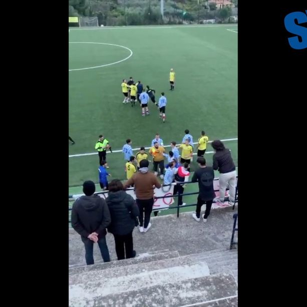 Calcio. L'arbitro prende un pugno in faccia e reagisce durante Nuova Sanstevese - Real Santo Stefano (VIDEO)