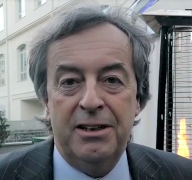 Calcio. Il virologo Burioni va con i piedi di piombo: &quot;Impensabile vedere le squadre in campo tra poche settimane&quot;