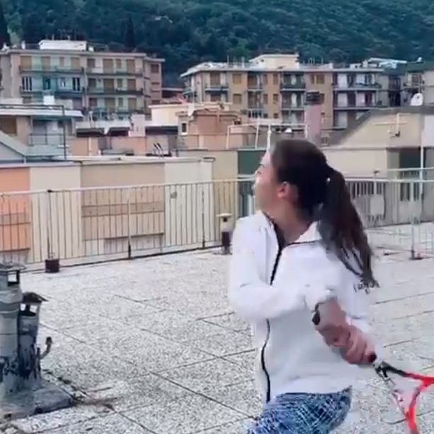Tennis: il TC Finale fa il giro del mondo, spopola il video sui tetti di Vittoria Oliveri e Carola Pessina
