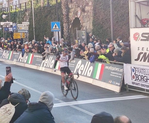 VIDEO. Fucilata dello sloveno Polanc al Laigueglia. Superba tripletta UAE con Ayuso e Covi sul podio
