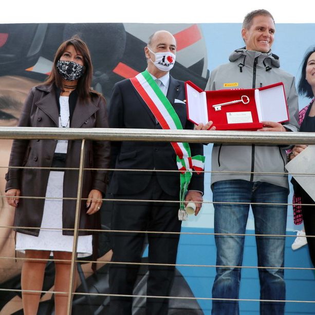 Vela. Alassio ha abbracciato Pietro Sibello, il campione di Luna Rossa ha ricevuto le Chiavi della Città (FOTO)