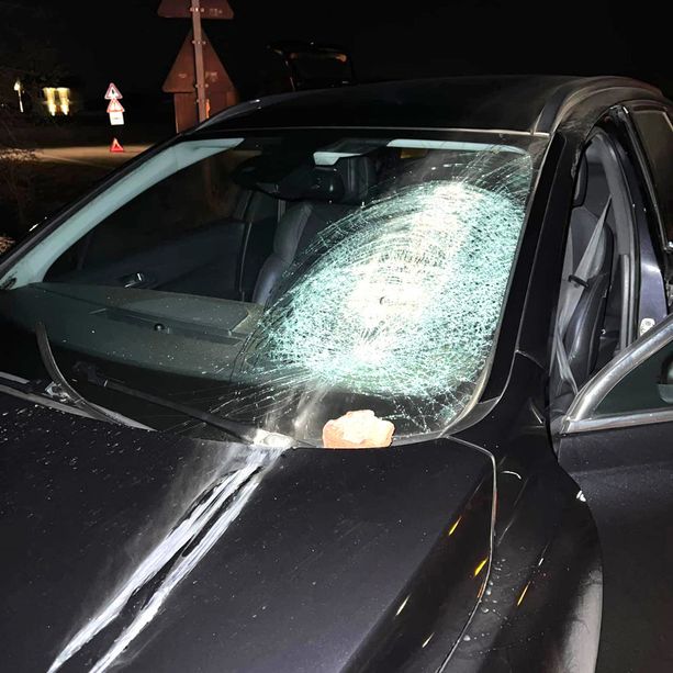 Sassi contro il parabrezza da un’auto in corsa: folle bravata di ignoti tra San Benigno e Busca