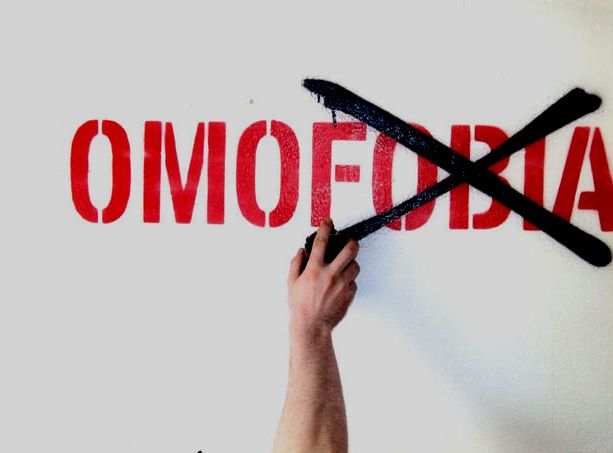 Aggressione omofoba all'uscita di un locale di Dronero: coppia insultata e picchiata