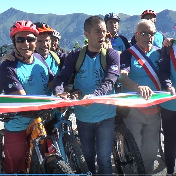 Pedalata promozionale sull'Alta Via del Sale, la strada bianca in quota più bella d'Europa (VIDEO)