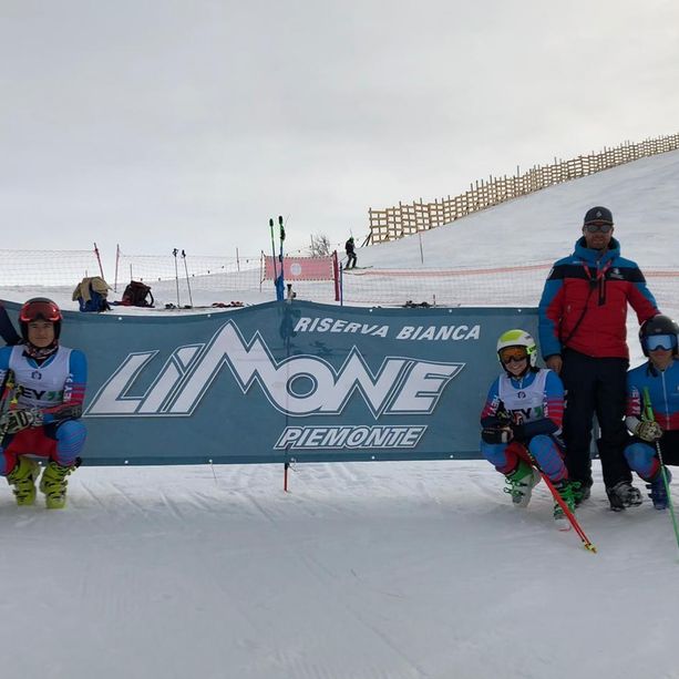 Limone Piemonte: gigantisti azzurri e atleti del comitato AOC in allenamento sulla pista dell'Alpetta