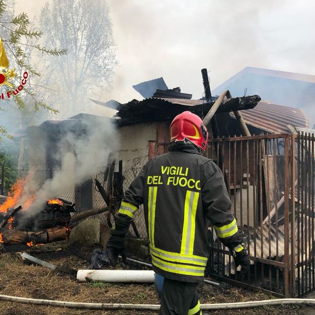 A fuoco un capannone adibito a deposito legna a Madonna delle Grazie