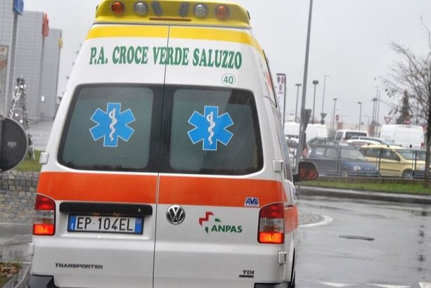 Si accascia al suolo mentre si trova in banca a Saluzzo: muore 52enne