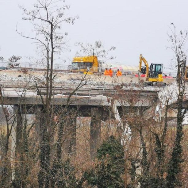 Crolla impalcatura di un cantiere. Due operai precipitano da un viadotto sull'A6 a Mondovì, sono gravi