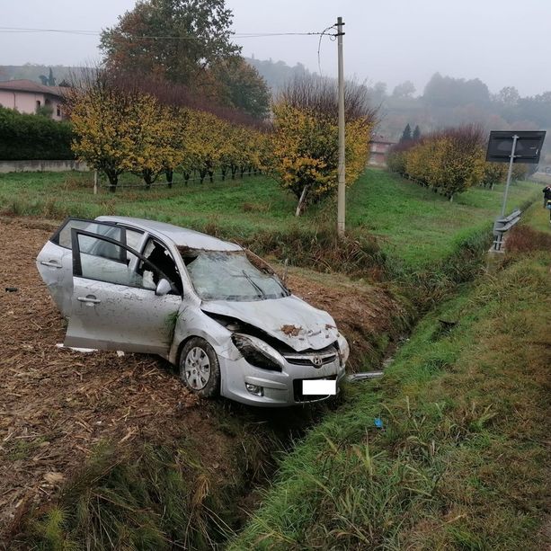 Auto fuori strada a Canale, uomo di 41 anni incastrato nelle lamiere: è grave