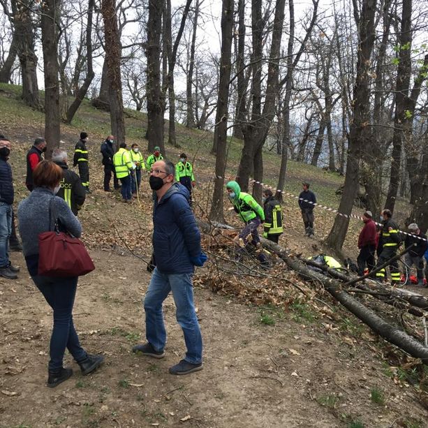 Tragedia a Venasca, uomo di 32 anni travolto da un albero a Bricco: da pochi mesi era diventato papà