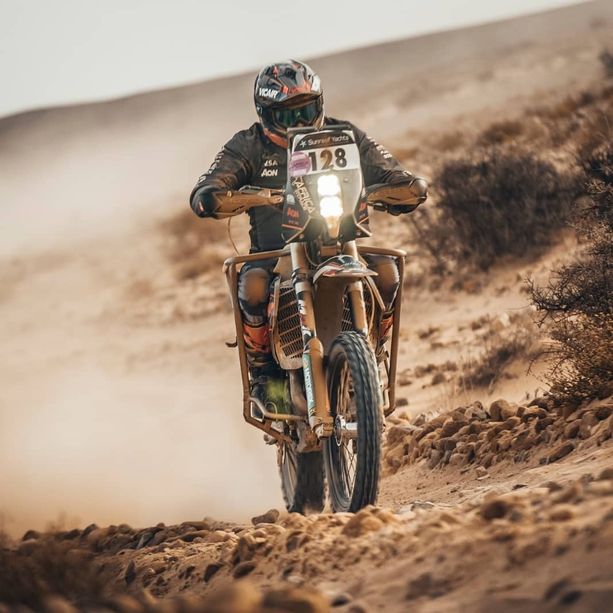 &quot;Stupendo festeggiare 50 anni in moto e in mezzo al deserto!&quot; Il pilota cuneese Nicola Dutto 41° alla sesta tappa dell'Africa Eco Race