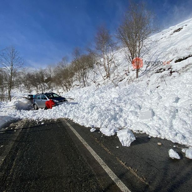 Slavina sulla Provinciale per Pian Munè di Paesana travolge un'auto: salvi gli occupanti