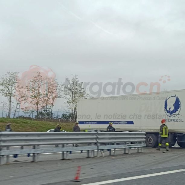 Una vittima nello scontro tra un’auto e un autoarticolato sulla A6 Torino-Savona