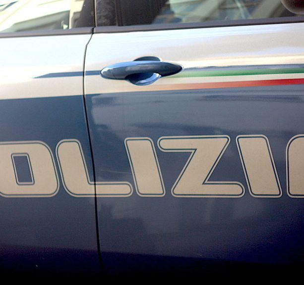 Aggredisce un poliziotto a colpi di pala: processato per direttissima a Cuneo