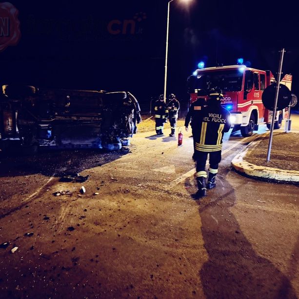 Un ferito nell'auto ribaltata su un fianco lungo la Statale 20 a Mellea di Fossano