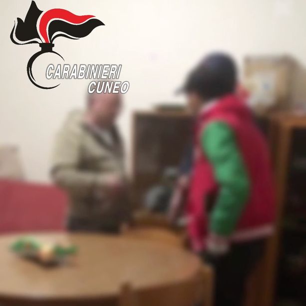 Giovanissimi rapinatori adescano 50enne con la promessa di un incontro sessuale. Le immagini dell’aggressione [VIDEO]