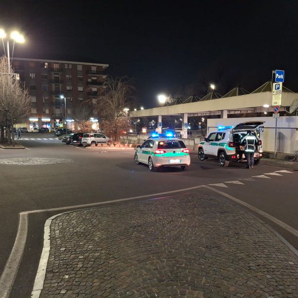 Folle inseguimento nella notte albese: la Municipale blocca automobilista con tasso alcolemico tre volte oltre il limite