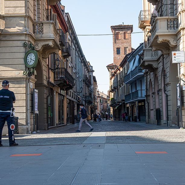 Nuovo scippo ai danni di un’anziana nel centro storico di Alba: è il secondo in un mese