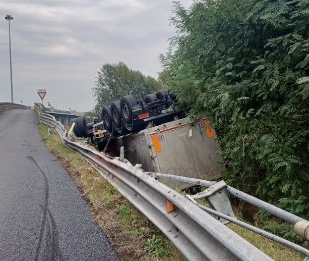 Alba, autoarticolato finisce  fuori strada lungo svincolo  della tangenziale [FOTO]