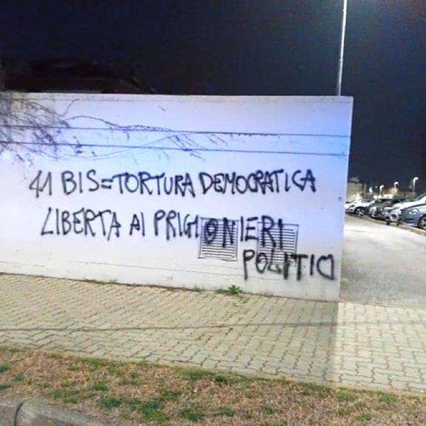 Vandali in azione ad Alba: Polizia Locale indaga per risalire agli autori delle scritte comparse in diverse zone della città