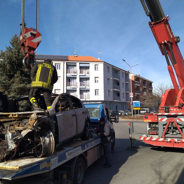 Bra, auto a fuoco dopo l’incidente. Conducente riesce a mettersi in salvo [FOTO]