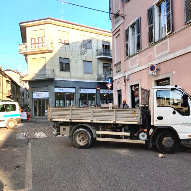 Bra, ruba un autocarro e dopo pochi metri si schianta contro una vetrina del centro