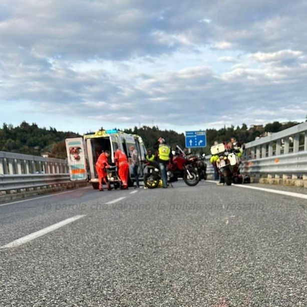 Violento scontro tra un’auto e un motociclo sulla tangenziale di Bra