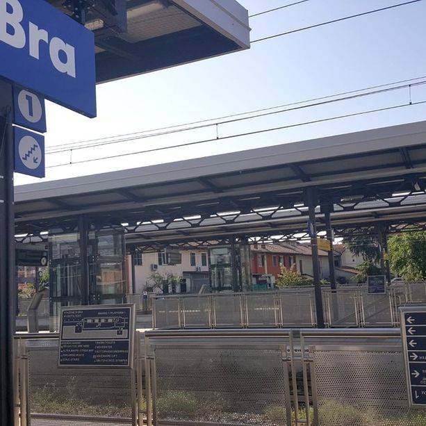 Bra, ferisce la moglie con un coltello e si getta sotto un treno