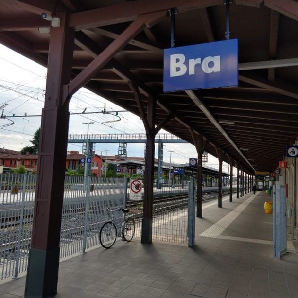 Bra, litiga con l’amico alla stazione e lo colpisce con sette coltellate