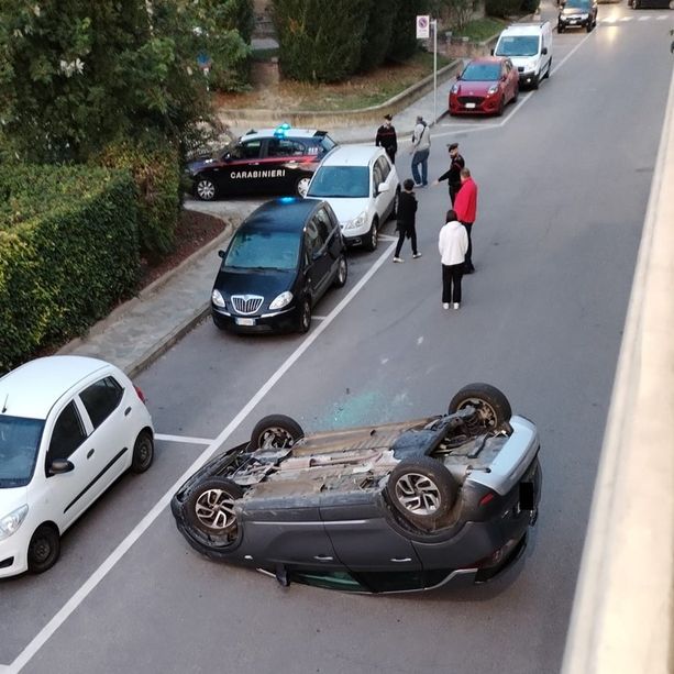 Auto si ribalta in centro a Canale: il conducente trasportato a Verduno in codice giallo
