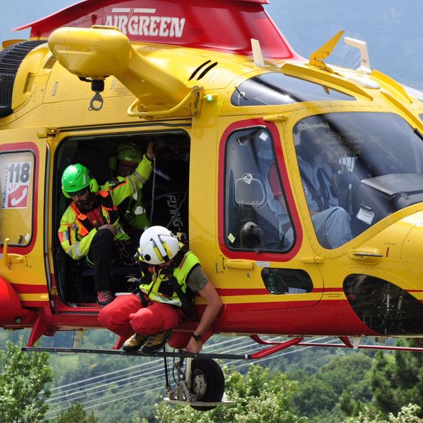 Scontro tra auto e moto a Barge, rischia l'amputazione di una gamba un centauro 35enne