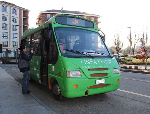 Alba, atti vandalici e schiamazzi sulla navetta verde: la polizia municipale in azione