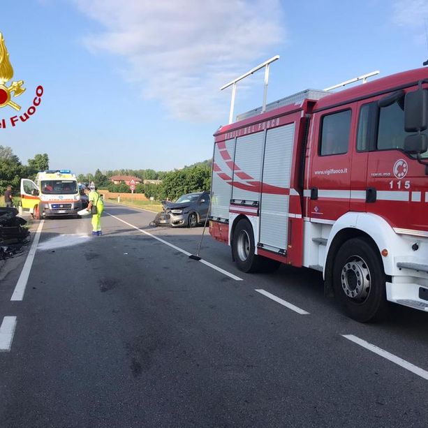 Scontro tra due auto a Magliano Alfieri: due feriti e viabilità a lungo bloccata