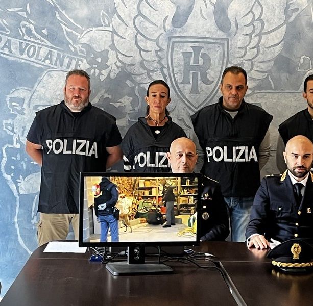 Interravano barattoli con cocaina: la Polizia smantella giro di affari per più di 1,5 milioni di euro