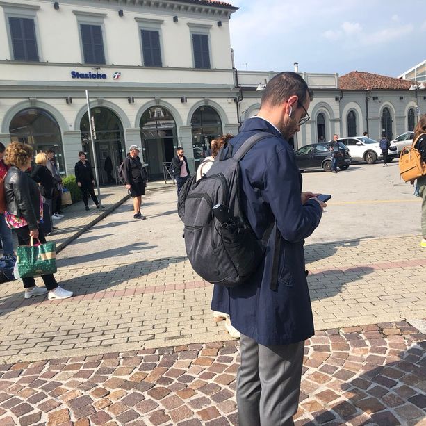 Auto bloccata in un passaggio a livello a Santa Vittoria d'Alba, macchinista la vede e riesce a frenare il convoglio partito poco prima