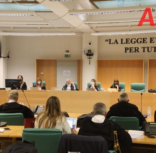 Calci, pugni e cinghiate alla giovane compagna: le pesanti accuse contro un 21enne albese