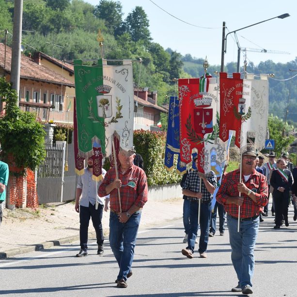 Il Gruppo Ana festeggia i suoi primi cento anni: ad Alba una pacifica invasione di penne nere